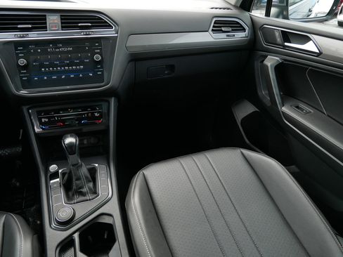 Certified 2022 Volkswagen Tiguan SE image 11