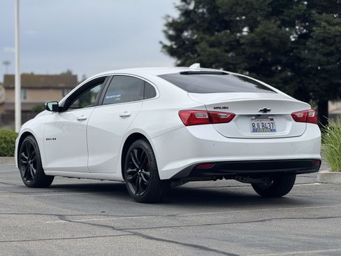 Used 2018 Chevrolet Malibu LT w/ Leather Package FWD image 5