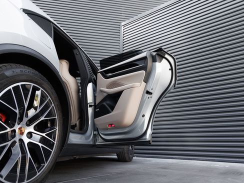 Certified 2025 Porsche Macan 4S Electric AWD/4WD image 31
