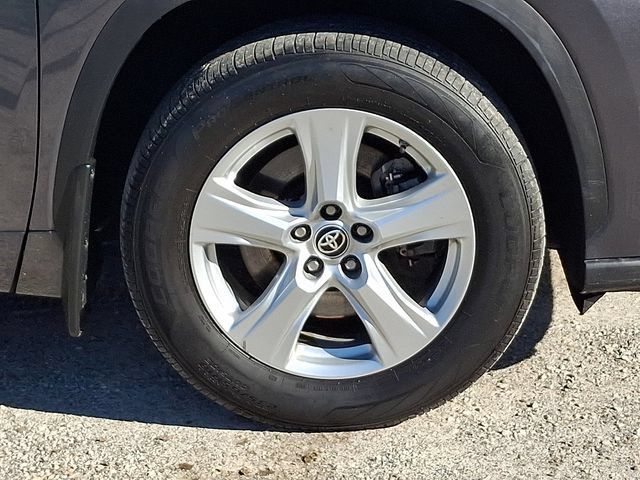 Used 2020 Toyota Highlander LE AWD/4WD image 25