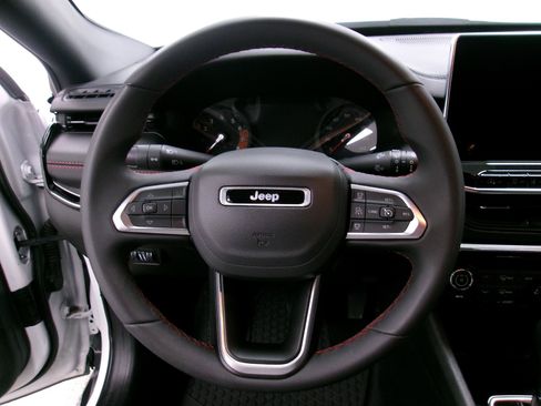 Used 2025 Jeep Compass Trailhawk AWD/4WD image 6