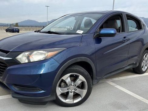 Used 2017 Honda HR-V LX image 3