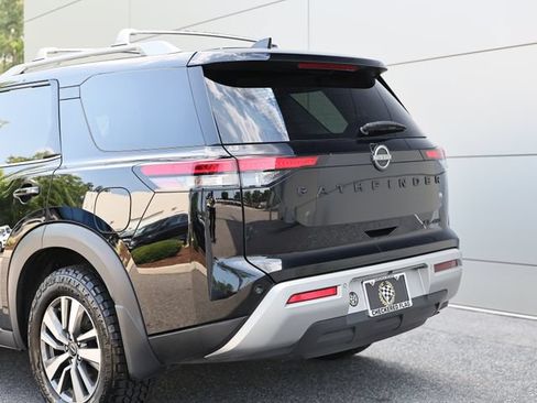 Used 2023 Nissan Pathfinder SL w/ Black Appearance Package AWD/4WD image 10