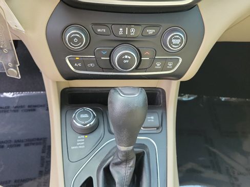 Used 2019 Jeep Cherokee Latitude w/ Popular Appearance Group AWD/4WD image 21