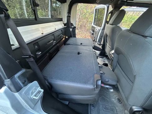 Used 2022 Jeep Gladiator Sport image 27