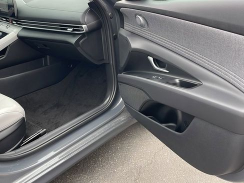 New 2025 Hyundai Elantra Limited image 34