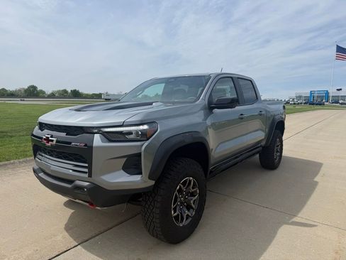 Used 2025 Chevrolet Colorado ZR2 w/ Technology Package AWD/4WD image 8