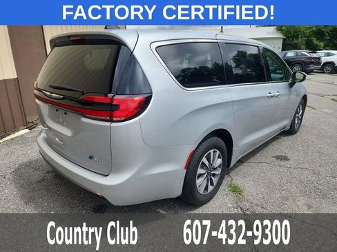 Used 2023 Chrysler Pacifica Touring-L FWD image 8