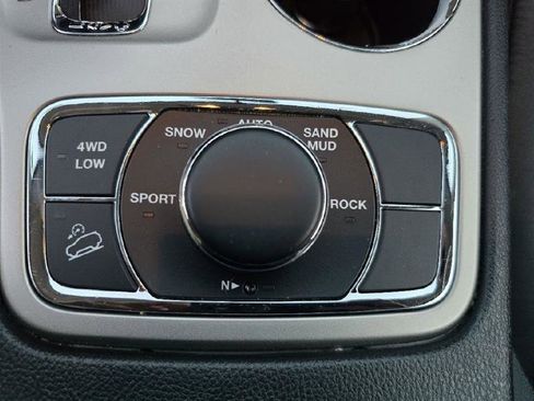 Used 2013 Jeep Grand Cherokee Laredo AWD/4WD image 32