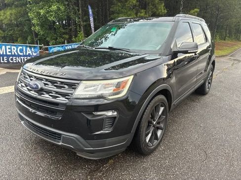 Used 2018 Ford Explorer XLT w/ Equipment Group 202A FWD image 3