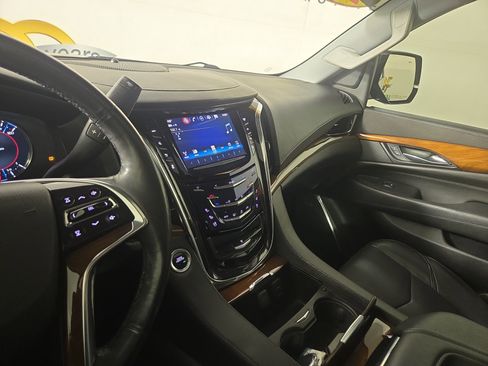 Used 2017 Cadillac Escalade ESV Luxury image 26