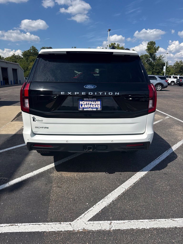 Used 2025 Ford Expedition Active RWD image 2