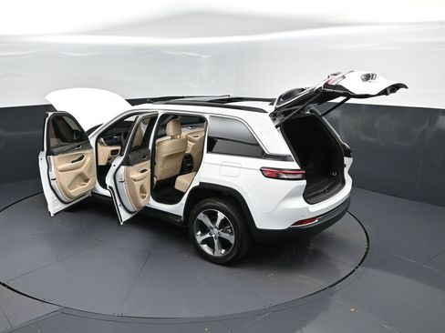 Used 2024 Jeep Grand Cherokee Limited w/ Luxury Tech Group II image 49