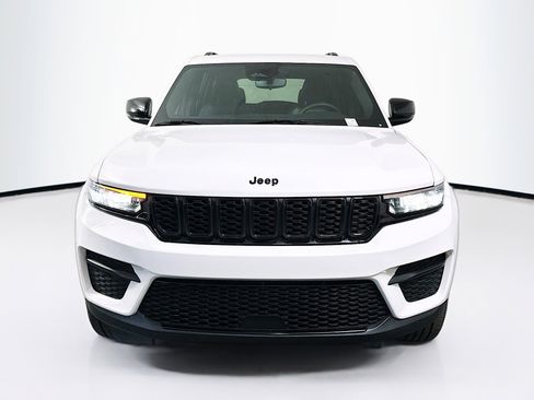 Used 2023 Jeep Grand Cherokee Altitude image 2