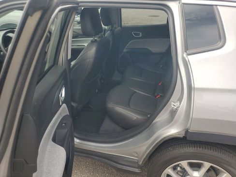 Used 2022 Jeep Compass Latitude AWD/4WD image 12