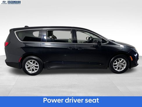 Used 2017 Chrysler Pacifica LX FWD image 6