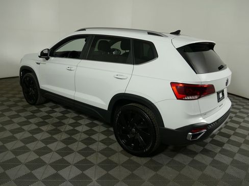 Used 2024 Volkswagen Taos SE w/ Panoramic Sunroof Package image 29