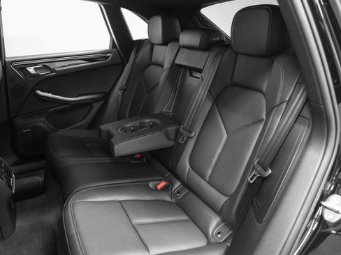 Certified 2025 Porsche Macan AWD/4WD image 37