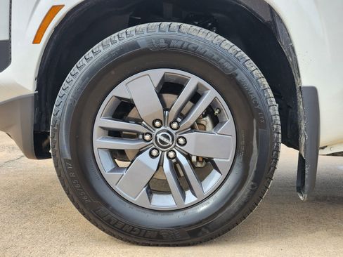 Used 2025 Nissan Frontier SV w/ SV Convenience Package image 14