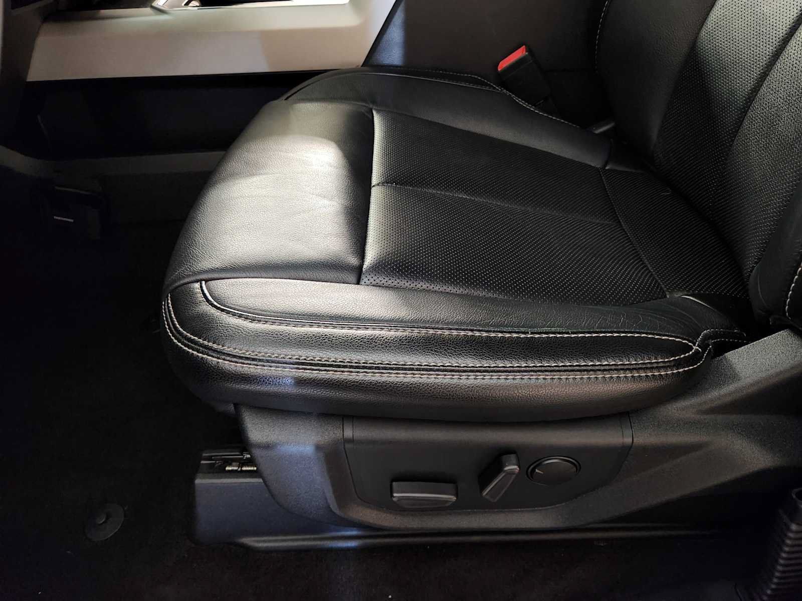Used 2019 Ford F150 Lariat w/ Equipment Group 502A Luxury AWD/4WD image 24