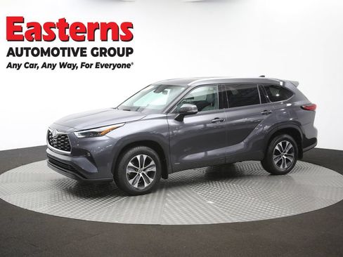Used 2022 Toyota Highlander XLE AWD/4WD image 59