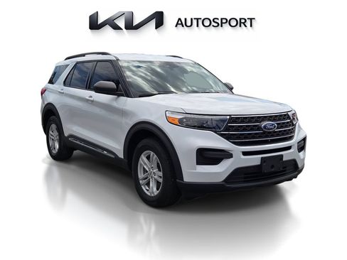 Used 2023 Ford Explorer XLT AWD/4WD image 3