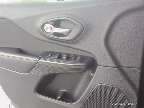 Used 2016 Jeep Cherokee Latitude w/ Cold Weather Group AWD/4WD image 14
