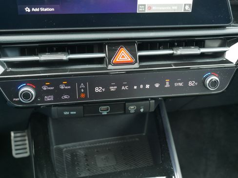 Certified 2024 Kia Niro Wave w/ Wave Preserve Package image 23