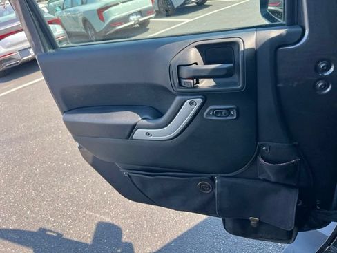 Used 2018 Jeep Wrangler Sahara w/ Connectivity Group AWD/4WD image 16