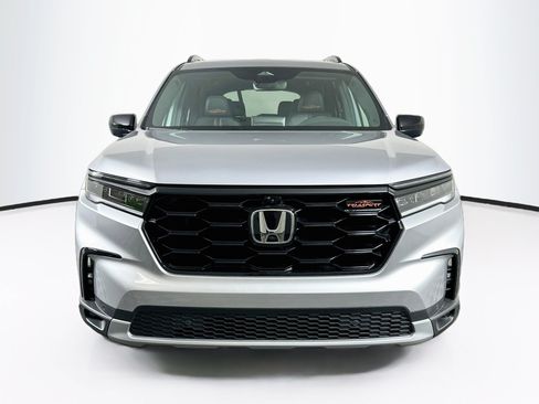 Used 2025 Honda Pilot TrailSport image 2