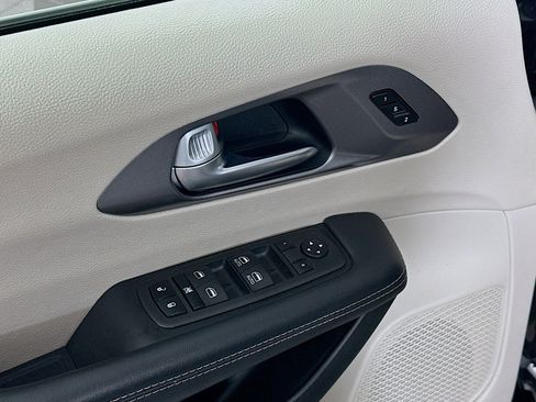 Used 2023 Chrysler Pacifica Touring-L image 15