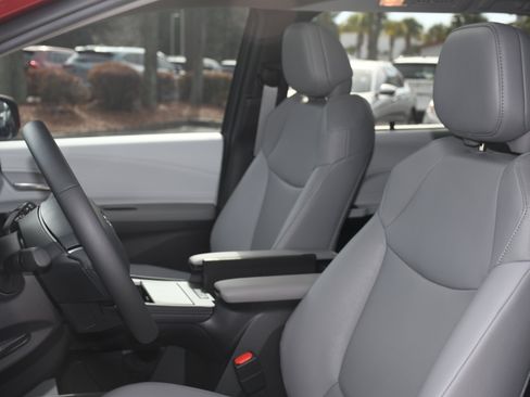 Used 2025 Toyota Sienna XLE image 12