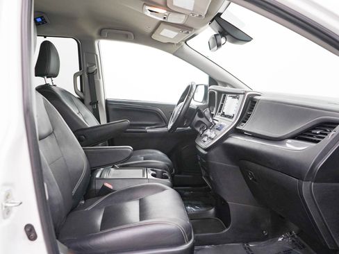 Used 2020 Toyota Sienna SE FWD image 13