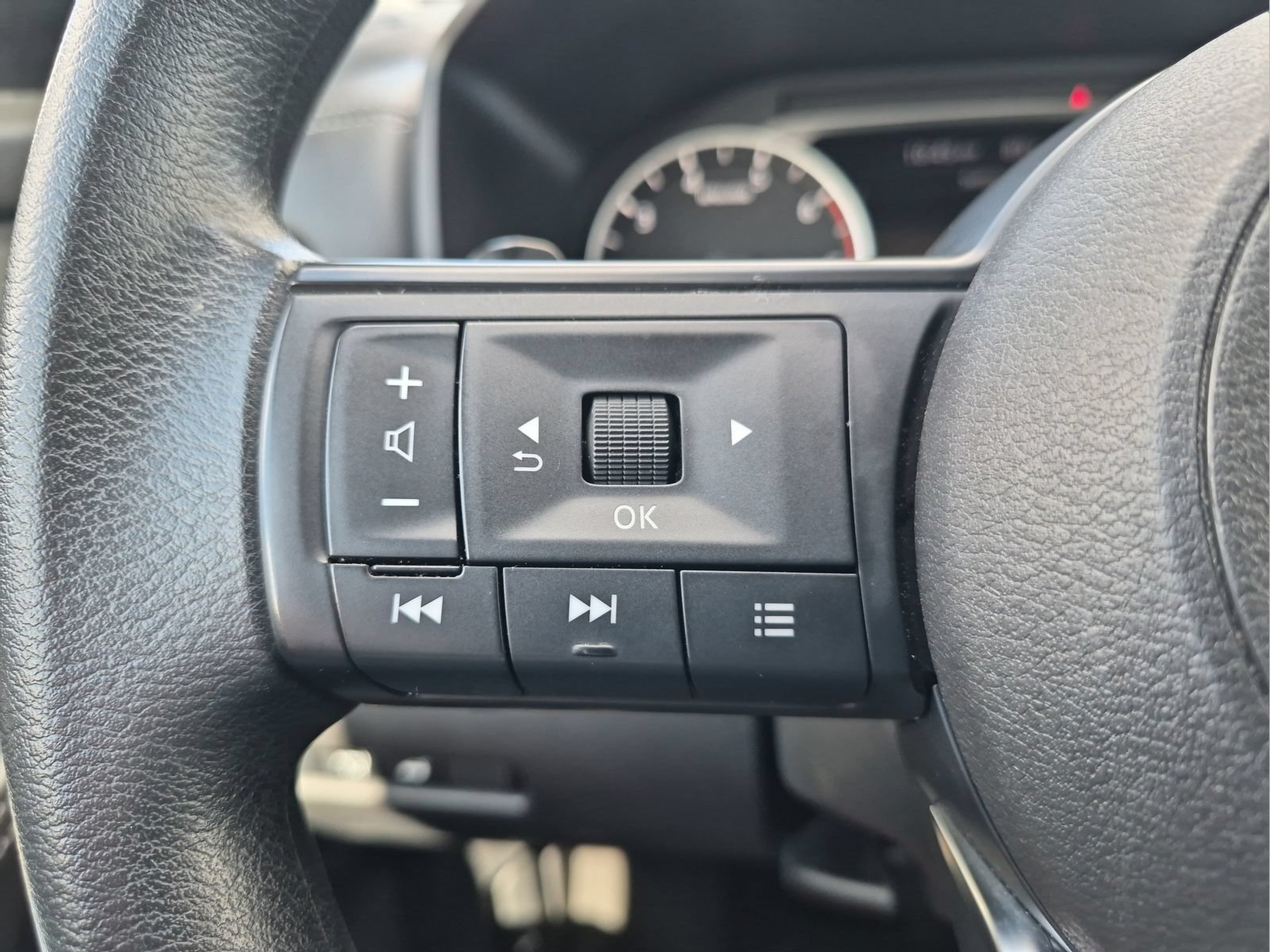 Used 2024 Nissan Rogue SV FWD image 13