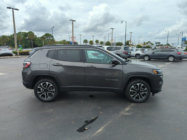 Used 2024 Jeep Compass Limited AWD/4WD image 3