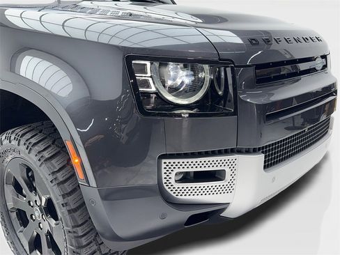 Used 2022 Land Rover Defender 110 SE image 3