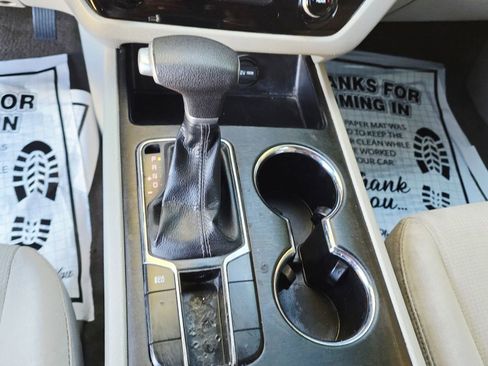 Used 2020 Kia Sedona LX image 19