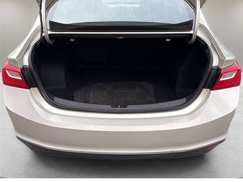 Used 2016 Chevrolet Malibu LT image 17