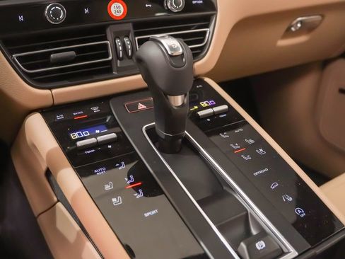Certified 2026 Porsche Macan AWD/4WD image 34