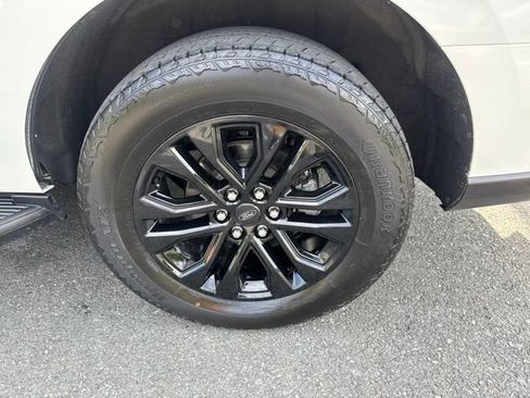 Used 2024 Ford Expedition XLT AWD/4WD image 10