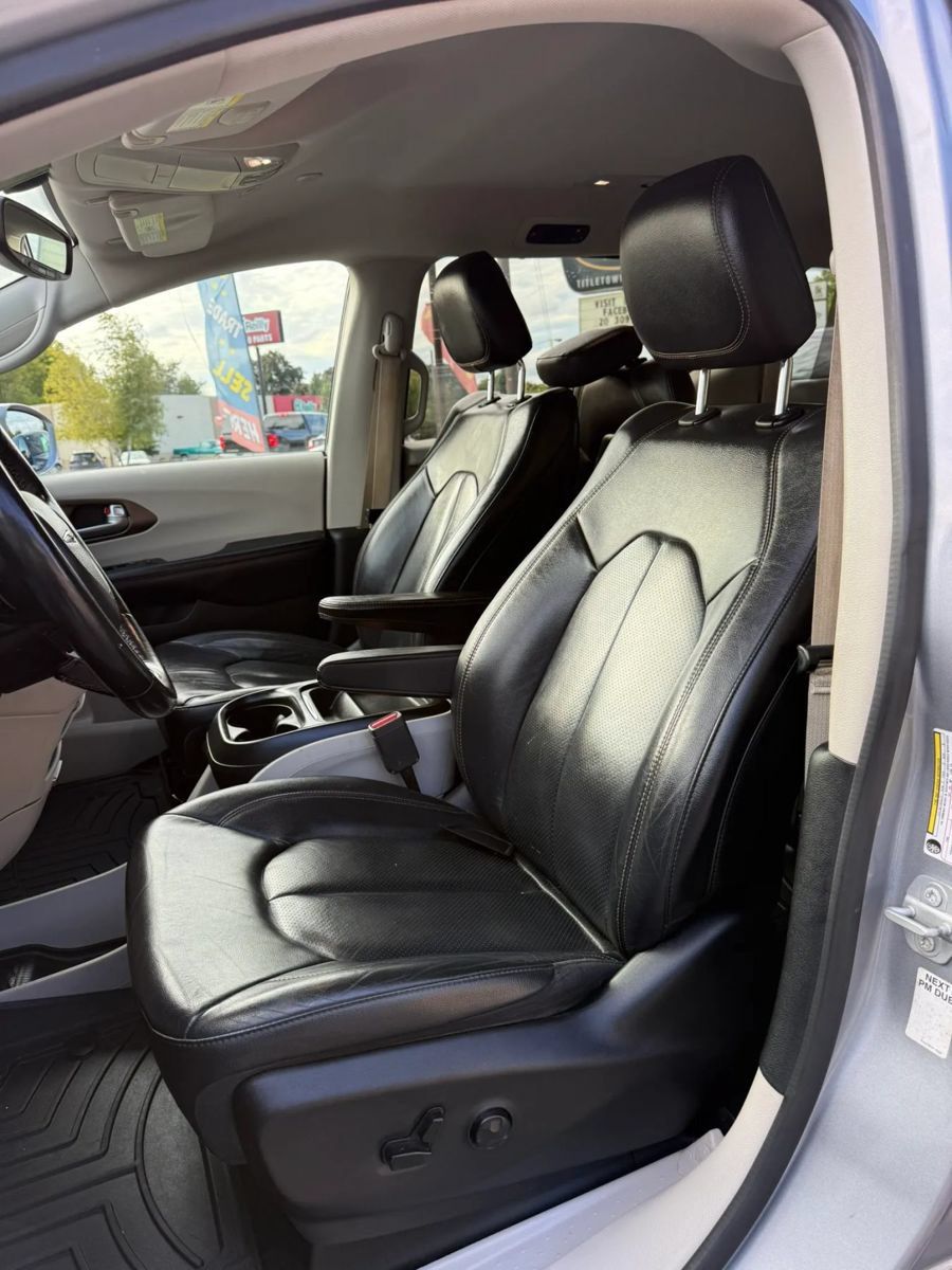 Used 2019 Chrysler Pacifica Touring-L FWD image 10