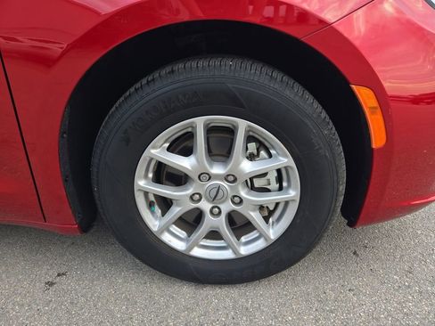 Used 2025 Chrysler Pacifica Select image 32