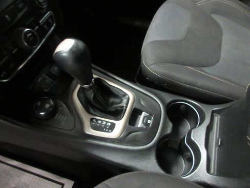 Used 2016 Jeep Cherokee Latitude w/ Cold Weather Group image 20