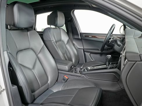 Used 2023 Porsche Macan Turbo image 36