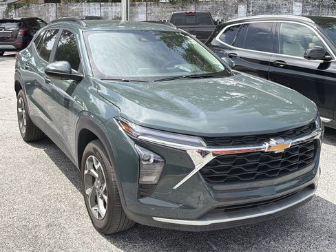 Used 2025 Chevrolet Trax LT FWD image 1