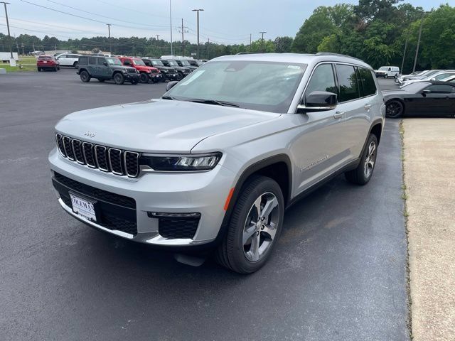 Used 2025 Jeep Grand Cherokee L Limited RWD image 3