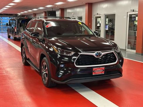 Certified 2026 Toyota Highlander XLE AWD/4WD image 2