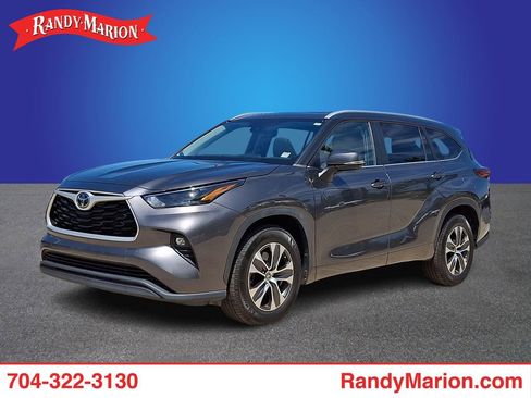 Used 2023 Toyota Highlander XLE FWD image 1