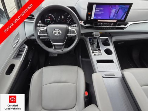 Certified 2025 Toyota Sienna XLE FWD image 6