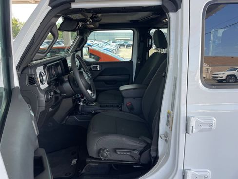 Used 2025 Jeep Wrangler Sahara image 25